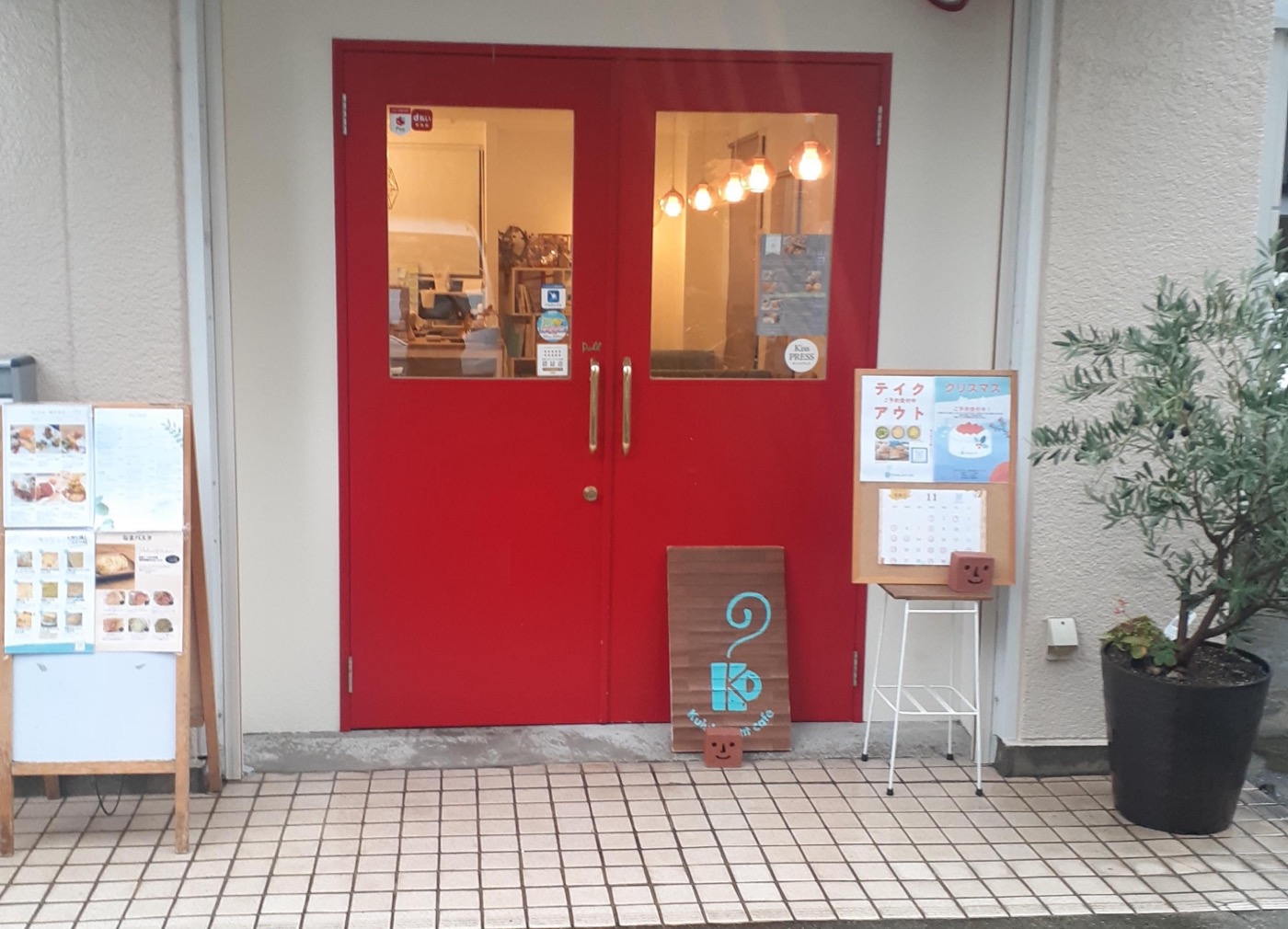 クルルプチカフェの外観(赤い扉が目印)